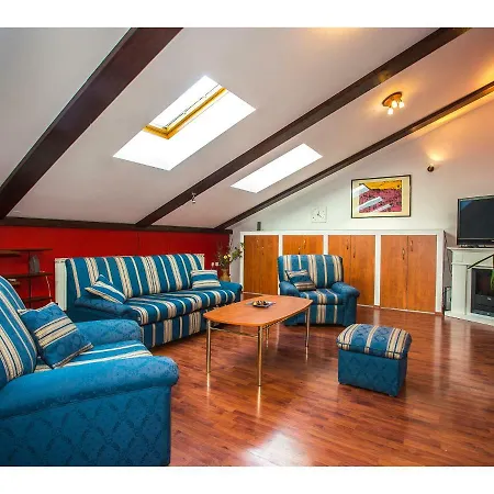 Riva Royal Lounge *